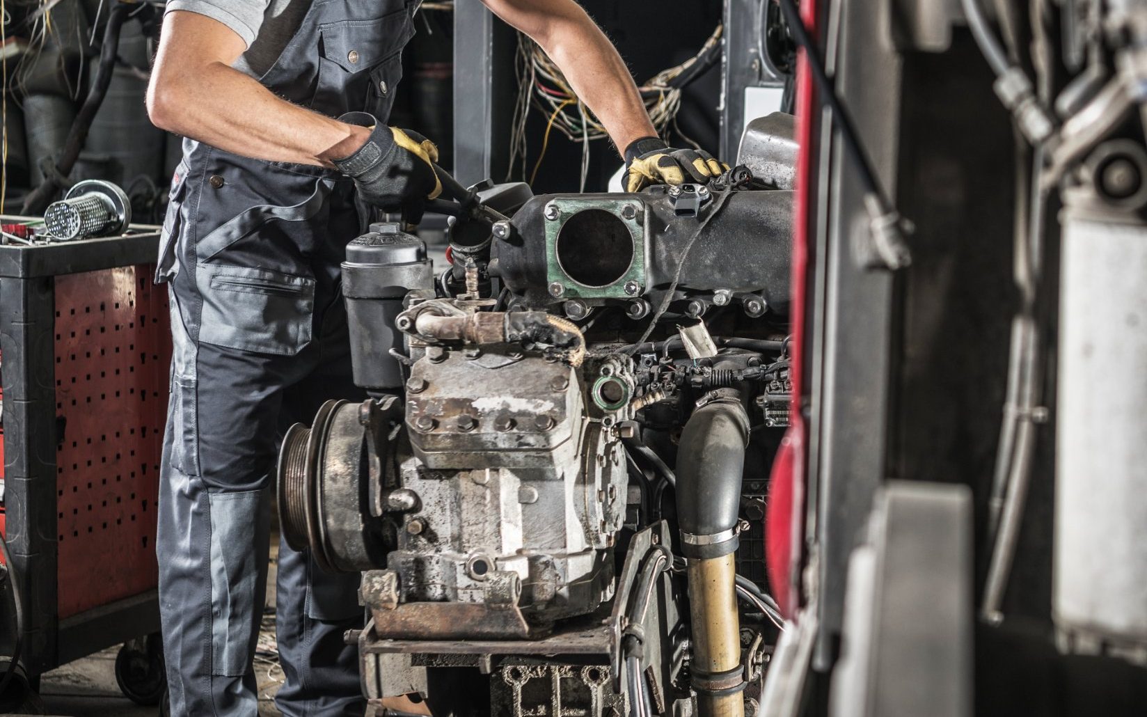 Kırmızı bloklu bir içten takma deniz motoru, makine dairesinden görünüm