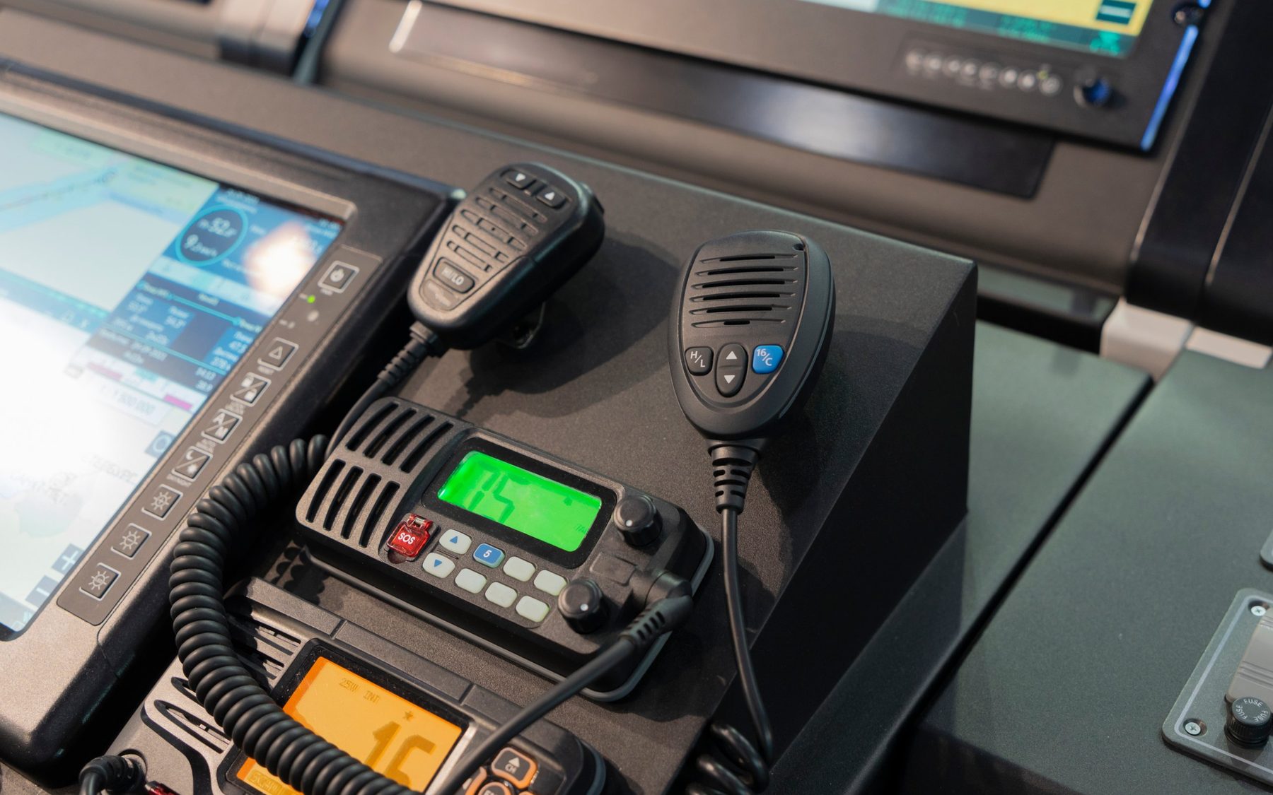 Köprüüstünde VHF telsizler ve seyir ekranları