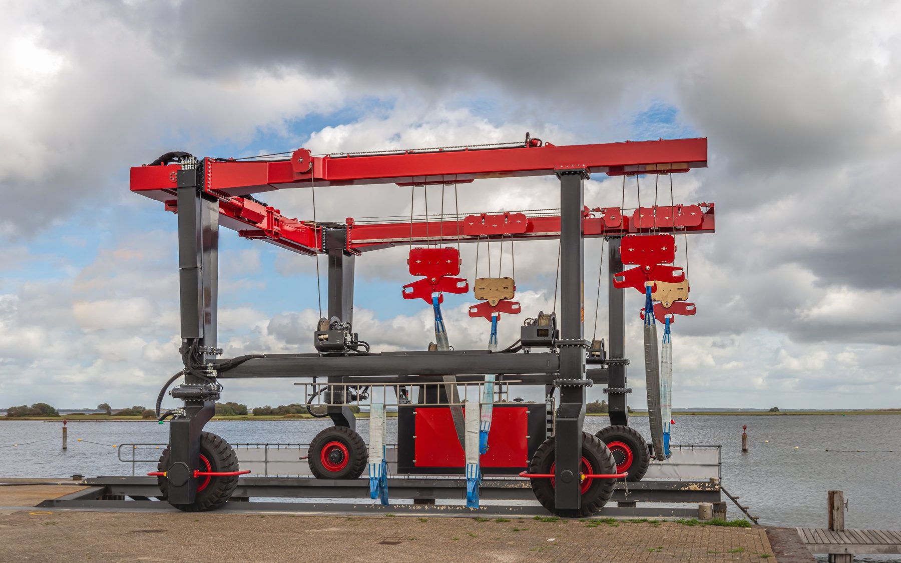 Marinada iskelede duran Travel Lift tekne kaldırma aracı